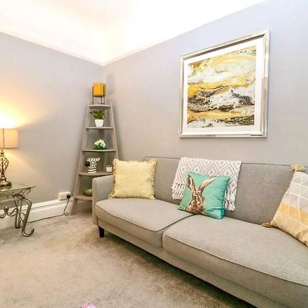 Homely 4 Bedroom Large House Inc Free Parking - Great Location - Fast Wifi - Smart Tv - Sleeps Up To 7! Close To Bournemouth & Poole Town Centre & Sandbanks Экстерьер фото