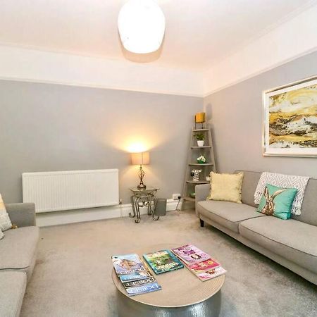 Homely 4 Bedroom Large House Inc Free Parking - Great Location - Fast Wifi - Smart Tv - Sleeps Up To 7! Close To Bournemouth & Poole Town Centre & Sandbanks Экстерьер фото