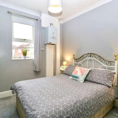 Homely 4 Bedroom Large House Inc Free Parking - Great Location - Fast Wifi - Smart Tv - Sleeps Up To 7! Close To Bournemouth & Poole Town Centre & Sandbanks Экстерьер фото