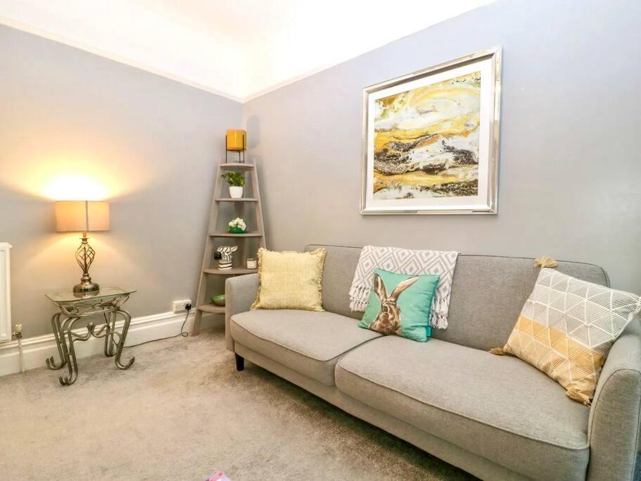 Homely 4 Bedroom Large House Inc Free Parking - Great Location - Fast Wifi - Smart Tv - Sleeps Up To 7! Close To Bournemouth & Poole Town Centre & Sandbanks Экстерьер фото