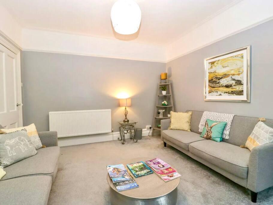 Homely 4 Bedroom Large House Inc Free Parking - Great Location - Fast Wifi - Smart Tv - Sleeps Up To 7! Close To Bournemouth & Poole Town Centre & Sandbanks Экстерьер фото
