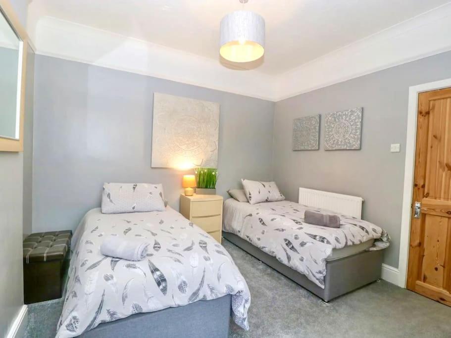 Homely 4 Bedroom Large House Inc Free Parking - Great Location - Fast Wifi - Smart Tv - Sleeps Up To 7! Close To Bournemouth & Poole Town Centre & Sandbanks Экстерьер фото