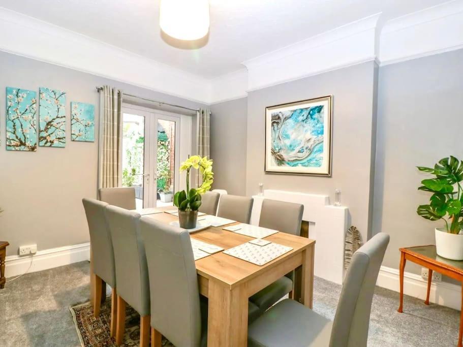 Homely 4 Bedroom Large House Inc Free Parking - Great Location - Fast Wifi - Smart Tv - Sleeps Up To 7! Close To Bournemouth & Poole Town Centre & Sandbanks Экстерьер фото