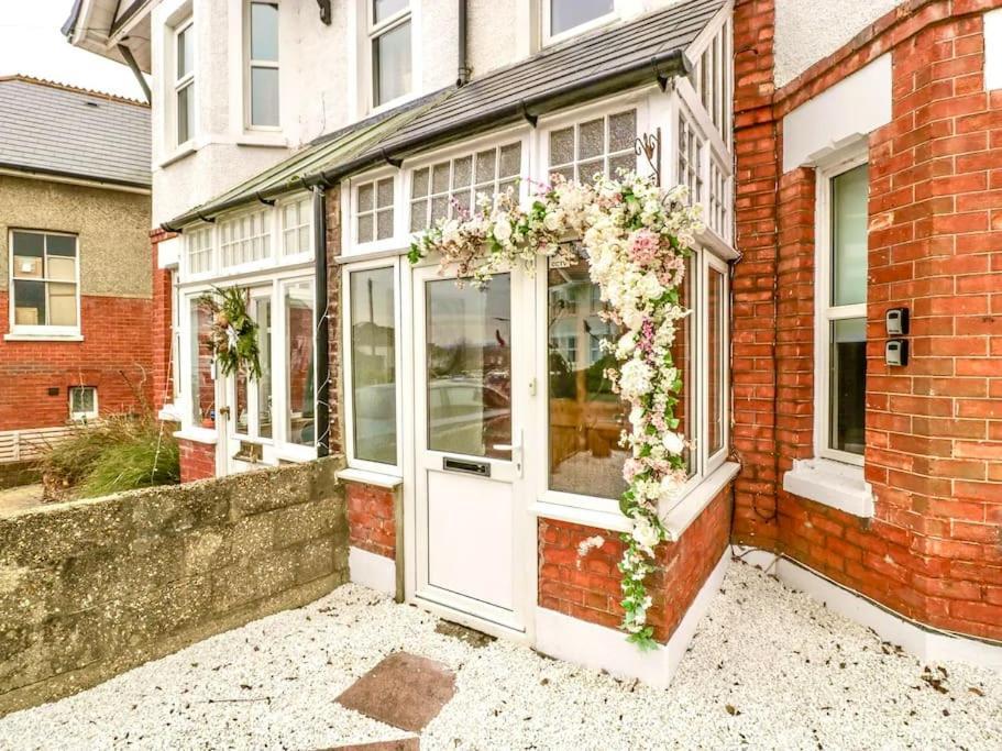 Homely 4 Bedroom Large House Inc Free Parking - Great Location - Fast Wifi - Smart Tv - Sleeps Up To 7! Close To Bournemouth & Poole Town Centre & Sandbanks Экстерьер фото