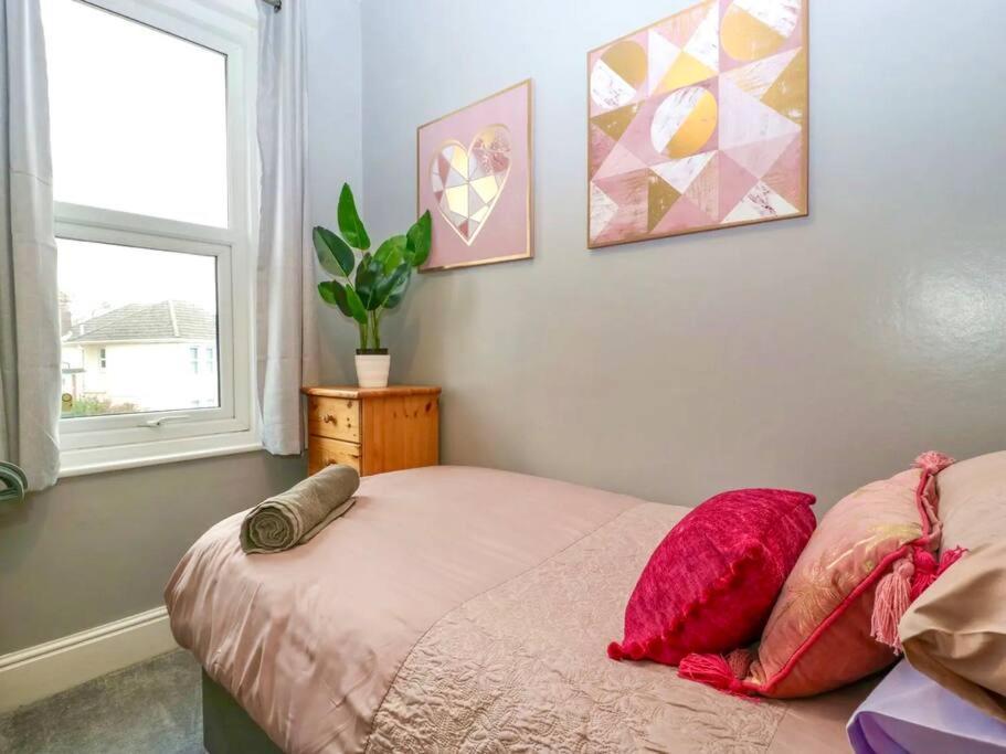 Homely 4 Bedroom Large House Inc Free Parking - Great Location - Fast Wifi - Smart Tv - Sleeps Up To 7! Close To Bournemouth & Poole Town Centre & Sandbanks Экстерьер фото
