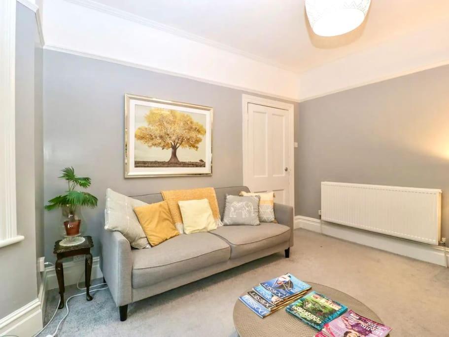 Homely 4 Bedroom Large House Inc Free Parking - Great Location - Fast Wifi - Smart Tv - Sleeps Up To 7! Close To Bournemouth & Poole Town Centre & Sandbanks Экстерьер фото