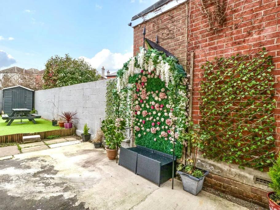 Homely 4 Bedroom Large House Inc Free Parking - Great Location - Fast Wifi - Smart Tv - Sleeps Up To 7! Close To Bournemouth & Poole Town Centre & Sandbanks Экстерьер фото