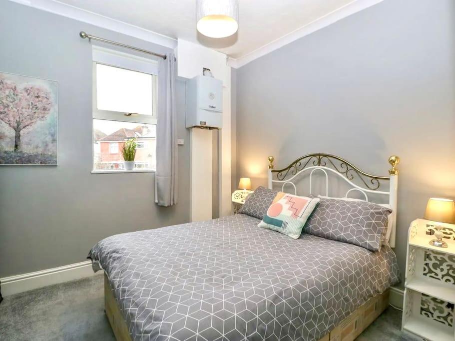 Homely 4 Bedroom Large House Inc Free Parking - Great Location - Fast Wifi - Smart Tv - Sleeps Up To 7! Close To Bournemouth & Poole Town Centre & Sandbanks Экстерьер фото