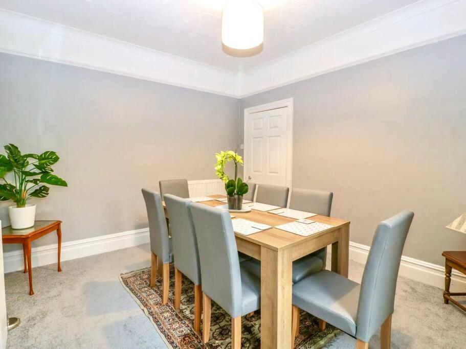 Homely 4 Bedroom Large House Inc Free Parking - Great Location - Fast Wifi - Smart Tv - Sleeps Up To 7! Close To Bournemouth & Poole Town Centre & Sandbanks Экстерьер фото