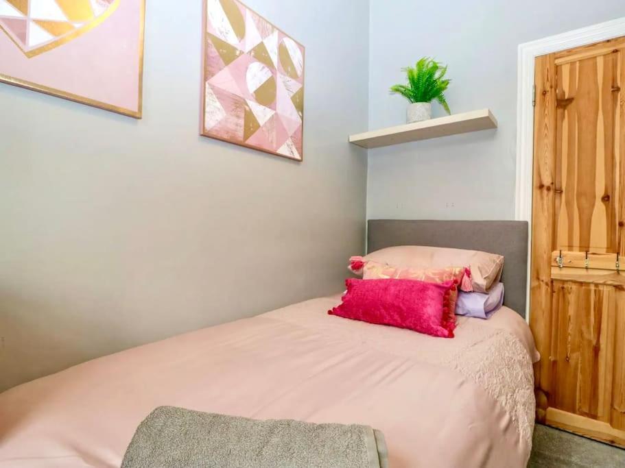 Homely 4 Bedroom Large House Inc Free Parking - Great Location - Fast Wifi - Smart Tv - Sleeps Up To 7! Close To Bournemouth & Poole Town Centre & Sandbanks Экстерьер фото