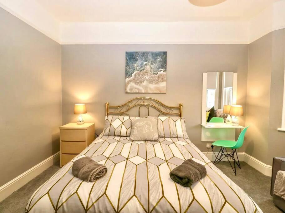 Homely 4 Bedroom Large House Inc Free Parking - Great Location - Fast Wifi - Smart Tv - Sleeps Up To 7! Close To Bournemouth & Poole Town Centre & Sandbanks Экстерьер фото