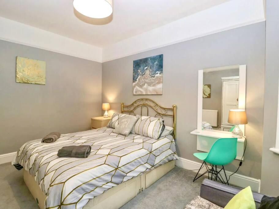Homely 4 Bedroom Large House Inc Free Parking - Great Location - Fast Wifi - Smart Tv - Sleeps Up To 7! Close To Bournemouth & Poole Town Centre & Sandbanks Экстерьер фото