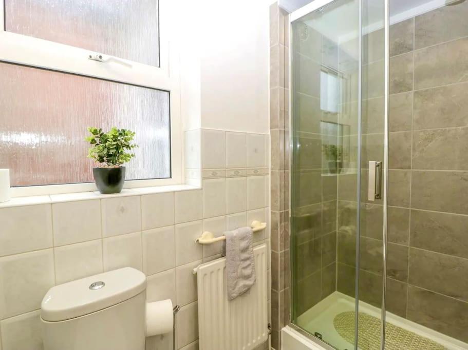 Homely 4 Bedroom Large House Inc Free Parking - Great Location - Fast Wifi - Smart Tv - Sleeps Up To 7! Close To Bournemouth & Poole Town Centre & Sandbanks Экстерьер фото