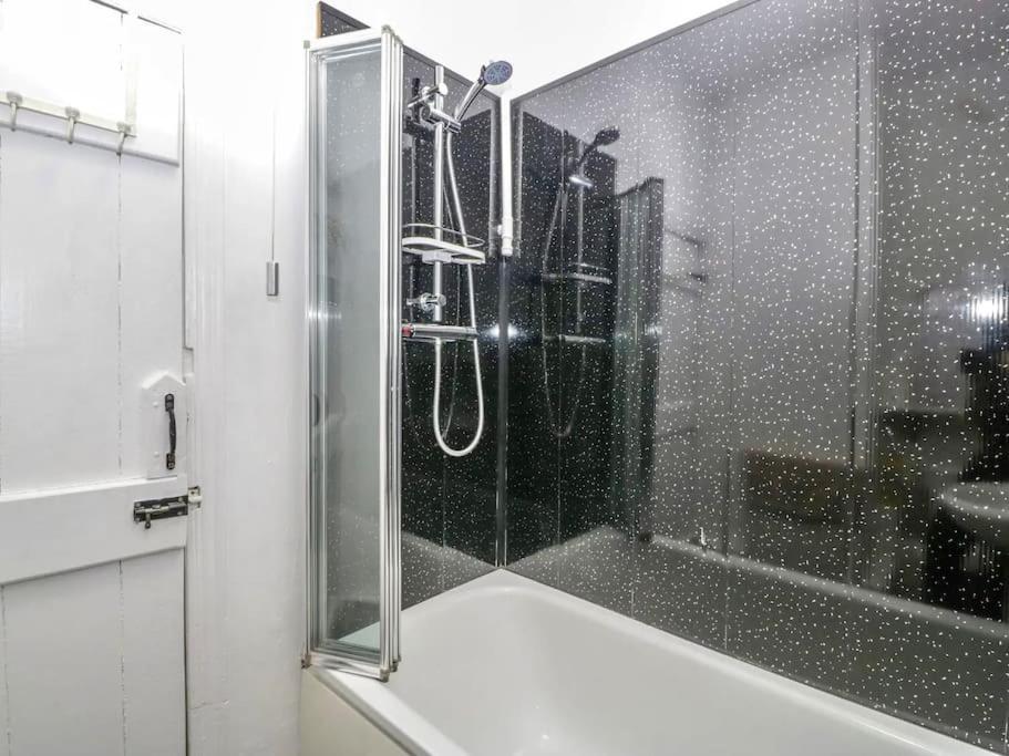 Homely 4 Bedroom Large House Inc Free Parking - Great Location - Fast Wifi - Smart Tv - Sleeps Up To 7! Close To Bournemouth & Poole Town Centre & Sandbanks Экстерьер фото